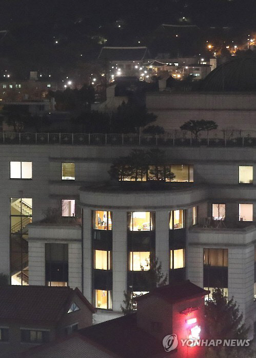 불 밝힌 헌재, 적막한 청와대불 밝힌 헌재, 적막한 청와대 (서울=연합뉴스) 김현태 기자 = 박근혜 대통령에 대한 탄핵소추안이 가결되며 탄핵소추안에 대한 헌법재판소의 심리가 본격 시작될 전망이다. 12일 저녁 불 밝힌 서울 종로구의 헌법재판소 너머로 적막함에 싸인 청와대가 보인다. 2016.12.12 mtkht@yna.co.kr (끝)